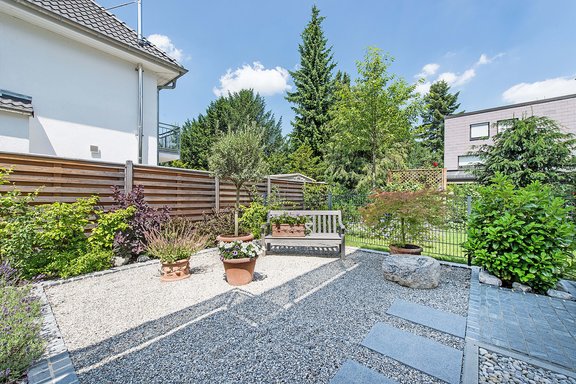 Attraktiv angelegter Garten