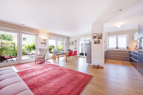 Lichtdurchflutetes Wohnzimmer mit Terrassenzugang