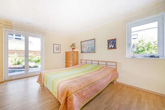 Schlafzimmer mit Zugang zur Terrasse