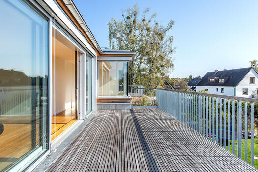 Spacious roof terrace with southern exposure
