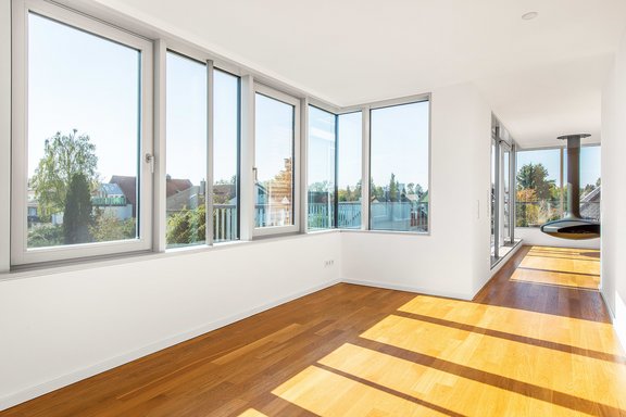 Arbeitsbereich mit Blick in das Wohnzimmer