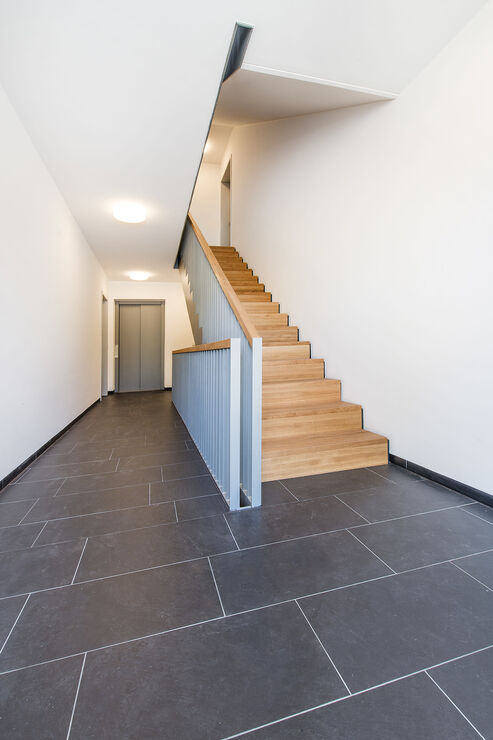 Treppenhaus mit Lift