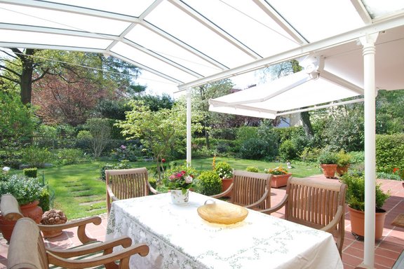 Überdachter Sitzplatz