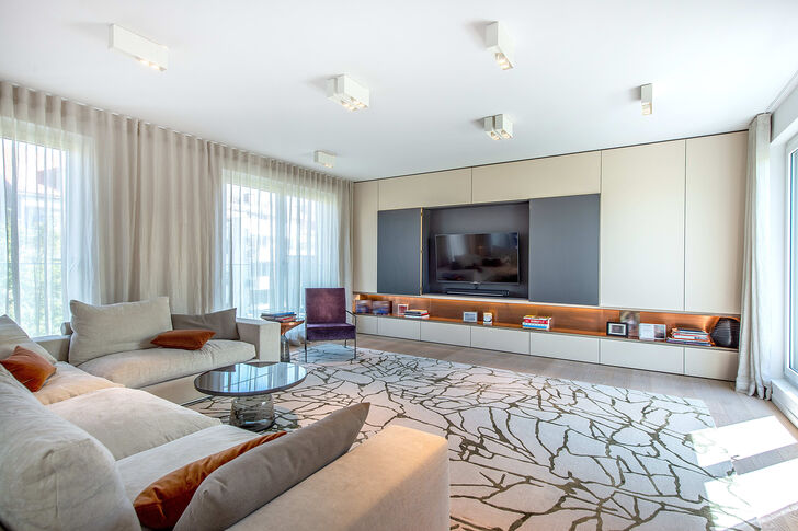 Geräumiges Wohnzimmer mit Schreinereinbauten
