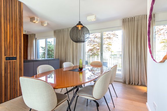 Essbereich mit Zugang zur Terrasse