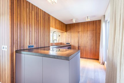 Maßgeschreinerte Küche mit Markengeräten