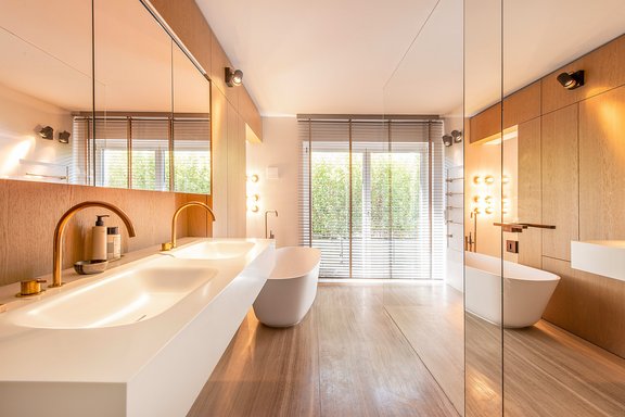 Offen gestaltetes Masterbad mit Walk-in Dusche