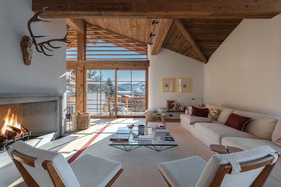 Wohnbereich mit Kamin & Bergblick