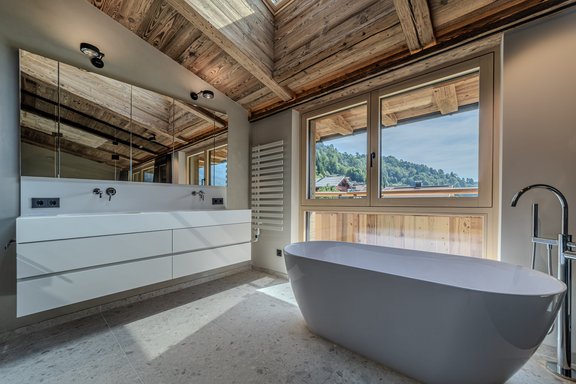 Exposed roof truss in the bathroom