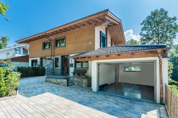 Hauseingang und Garage