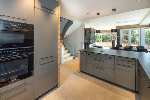 Offene Küche mit Kochtresen