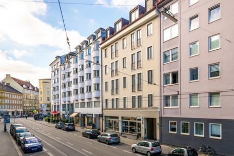 Altbau-Chance mit Charme: 3-Zimmer-Wohnung mit Balkon und großem Potenzial im Herzen der Innenstadt