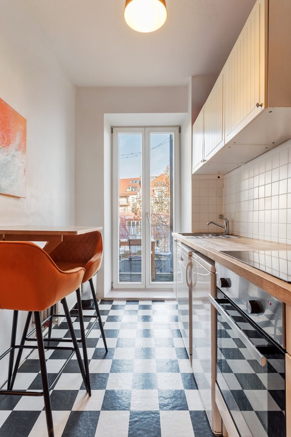 Küche bietet Zugang zum Balkon