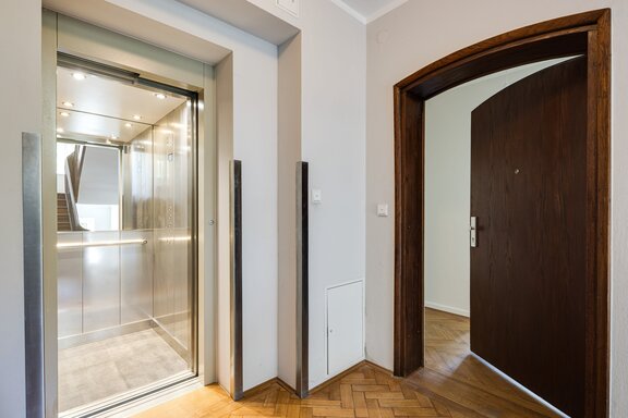 Aufzug bis zur Wohnung