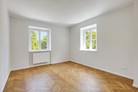 Altbau-Charme am idyllischen Schlosskanal: Lichterfüllte, perfekt geschnittene 3-Zimmer-Wohnung