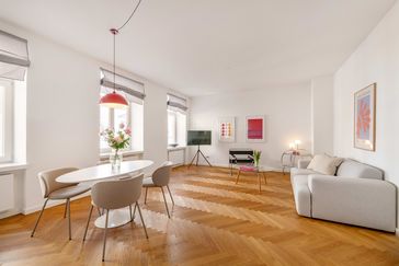 Objektvideo ansehen: Altbau-Charme: Bildschöne 2-Zimmer-Wohnung mit Balkon in Spitzenlage