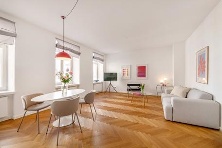 Altbau-Charme: Bildschöne 2-Zimmer-Wohnung mit Balkon in Spitzenlage