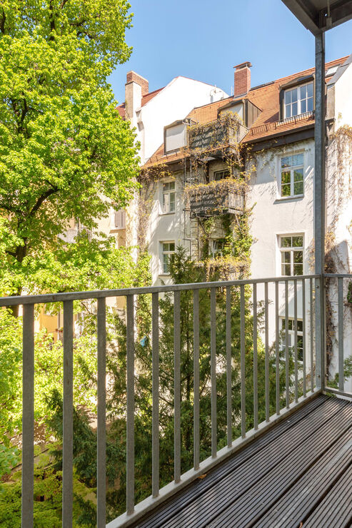 Charmanter Balkon zum Innenhof