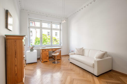 Room with flexible usage options as a study or guest room