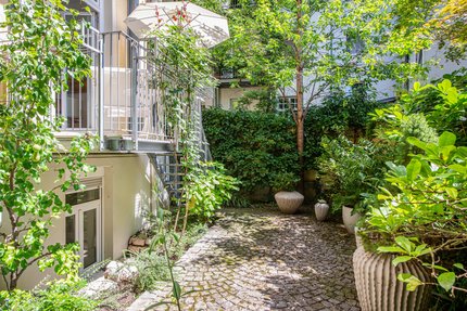 Eine Terrasse und der Südgarten erweitern das Wohnen nach draußen