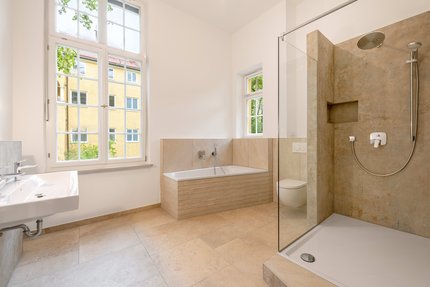 Stilvoll gestaltetes Badezimmer von 2024