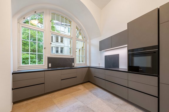 Moderne Schreiner-Einbauküche mit Markengeräten