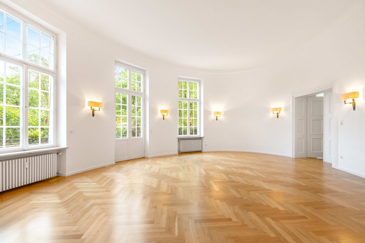 Großzügiges Wohnzimmer mit Balkonzugang