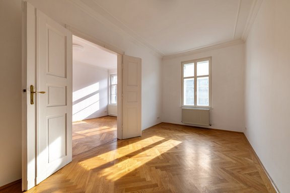 Eichen-Fischgrätparkett in allen Wohnräumen