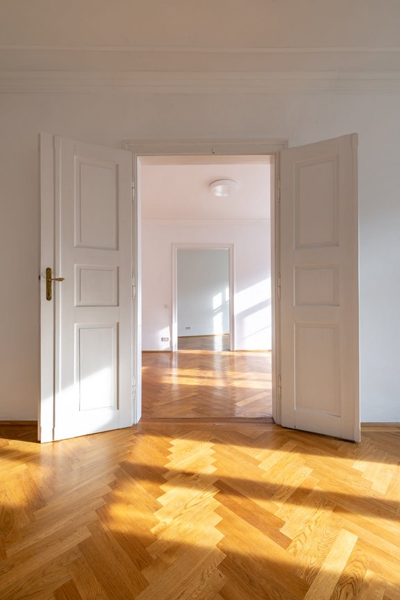 Doppel-Kassettentüren verbinden die lichterfüllten Räumlichkeiten