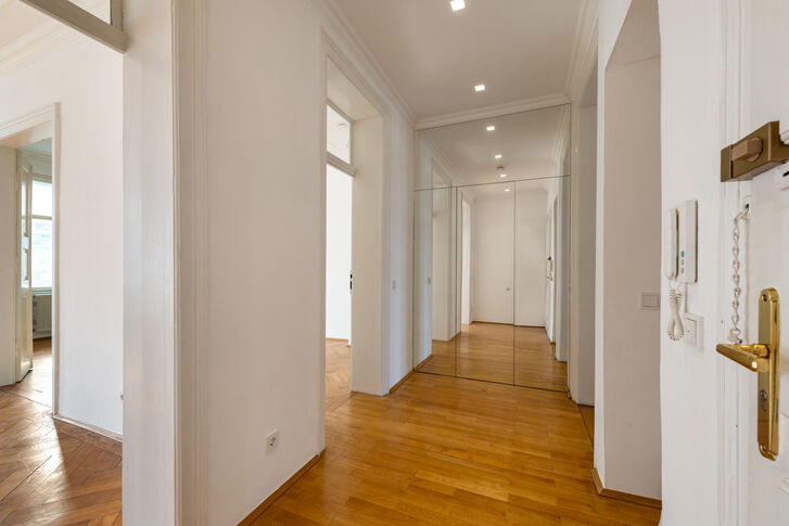 Zentraler Flur mit Garderobe