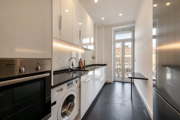 Einbauküche mit Zugang zum Balkon