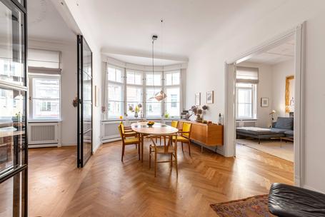 Jewel of old building in top location: exclusive 6-room apartment with balcony