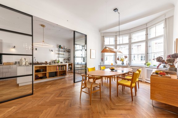 Lichtdurchflutetes Erkerzimmer