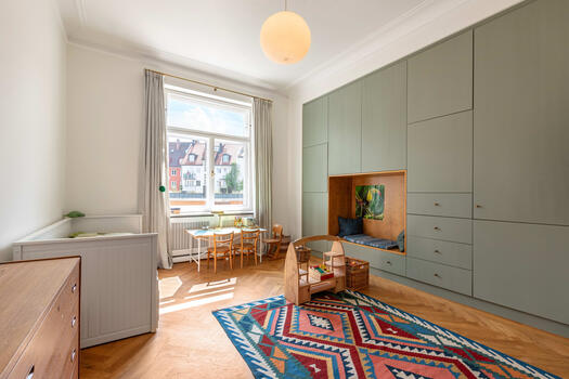 Children's room with built-in wardrobe