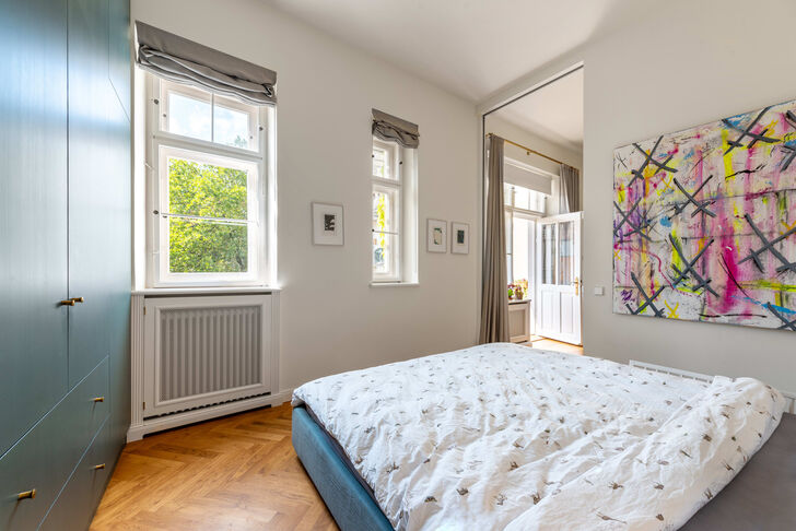 Schlafzimmer mit abgetrenntem Arbeits-/Gästebereich
