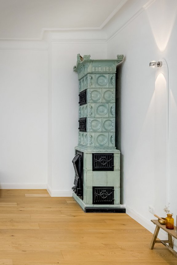 Tiled stove on the mezzanine floor