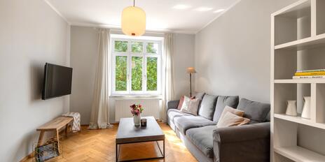 Listed 2-room city apartment with a view of Roecklplatz