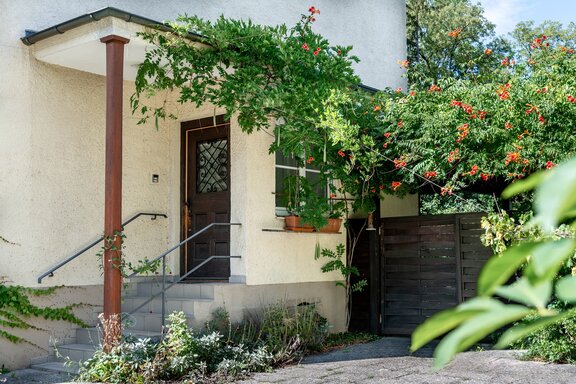Charming House/Garden Entrance