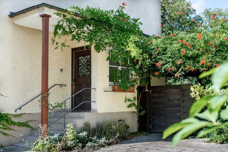 Charming House/Garden Entrance