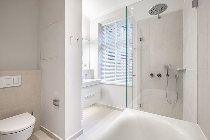 Badezimmer mit Dusche und Wanne