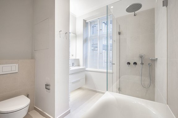 Badezimmer mit Dusche und Wanne