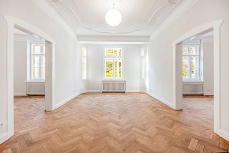 First occupancy after renovation: old building jewel with 4 rooms and balcony in top location