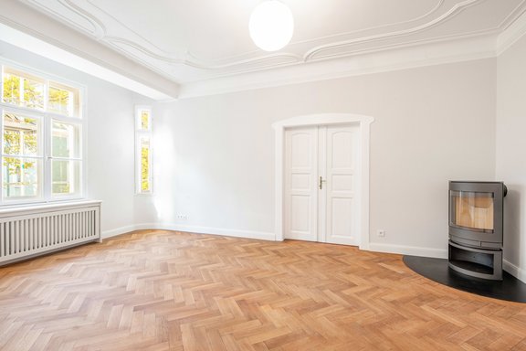 Wohnzimmer mit Kaminofen und Erker