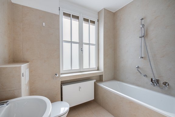 Tageslichtbad mit Wanne