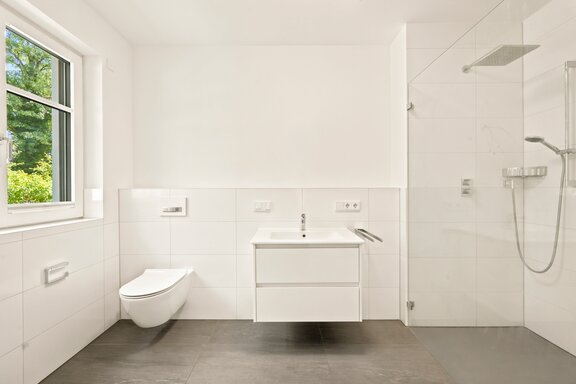 Spacious ensuite bathroom