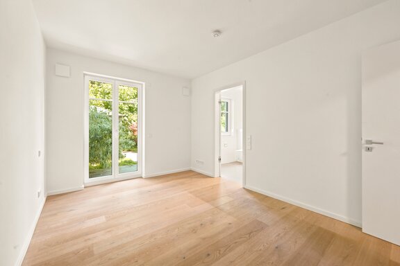 Bedroom with garden view