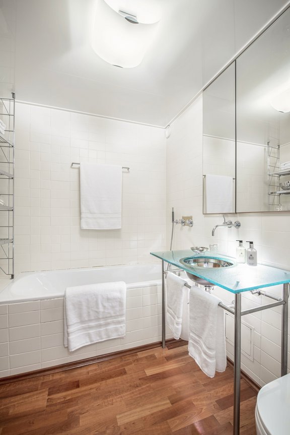 Hell gefliestes Badezimmer