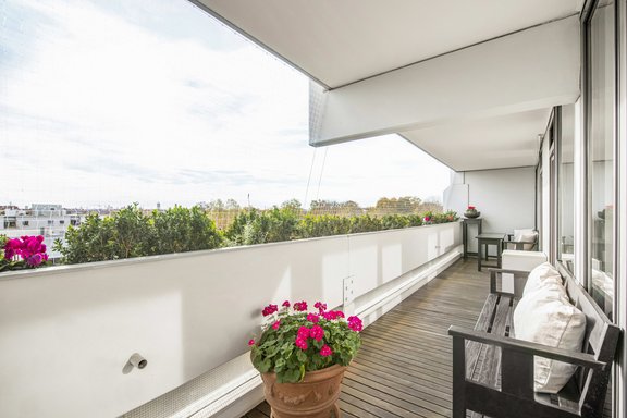 Südbalkon mit Loggia-Flair