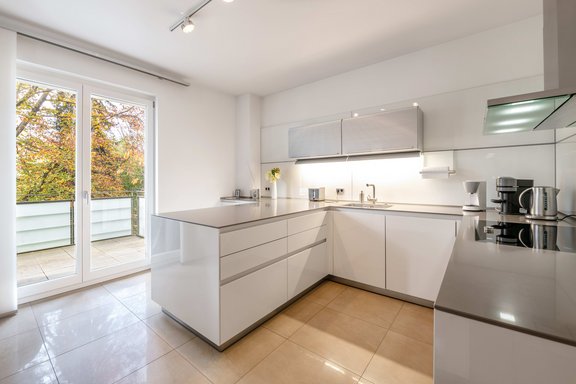 Marken-Einbauküche in Weiß