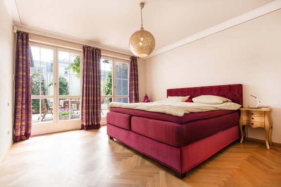 Großzügiges Schlafzimmer